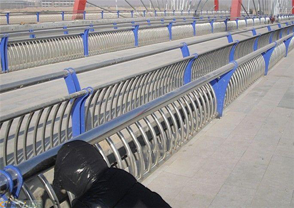 安庆不锈钢复合管护栏一种安全而耐用的防护解决方案