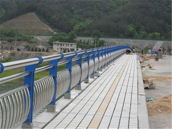 安庆不锈钢桥梁护栏的特性及其在现代建筑中的应用